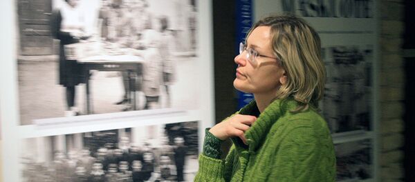 Посетительница выставки осматривает экспонаты Посетительница выставки осматривает экспонаты - Sputnik Lietuva