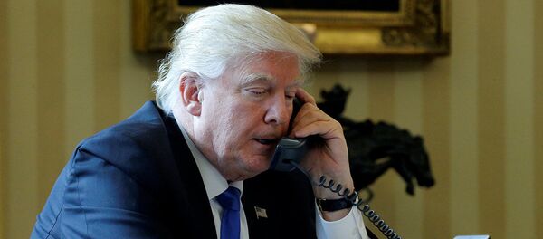 Дональд Трамп беседует по телефону - Sputnik Литва