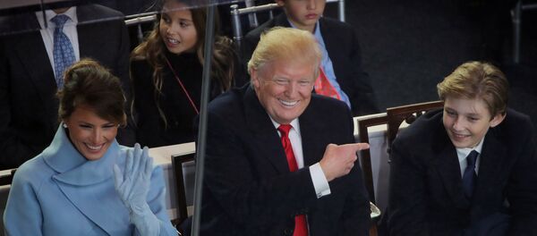 Меланья, Дональд и Бэррон Трамп на инаугурации президента США - Sputnik Литва