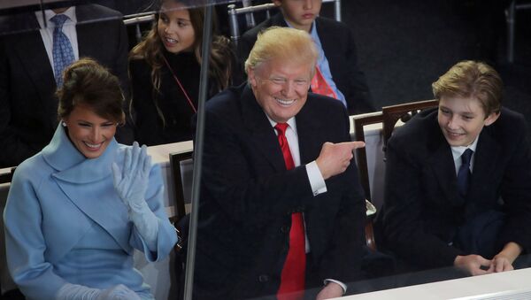 Меланья, Дональд и Бэррон Трамп на инаугурации президента США - Sputnik Литва