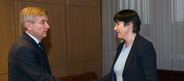 Председатель Сейма Викторас Пранцкетис и контролер по защите прав детей Эдита Жиобене - Sputnik Литва