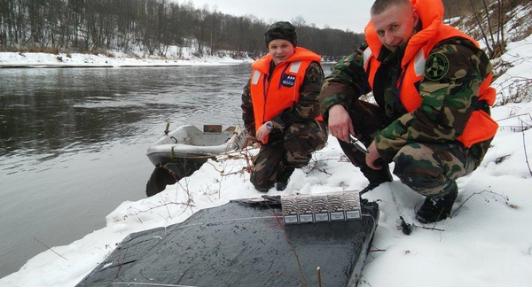 Контрабандные сигареты приплыли по реке Нерис из Беларуси Контрабандные сигареты приплыли по реке Нерис из Беларуси - Sputnik Lietuva
