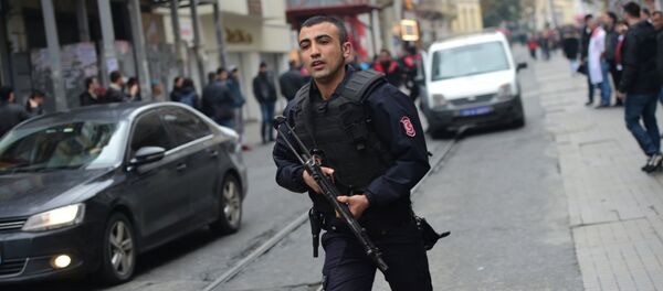 Турецкий полицейский Турецкий полицейский - Sputnik Lietuva