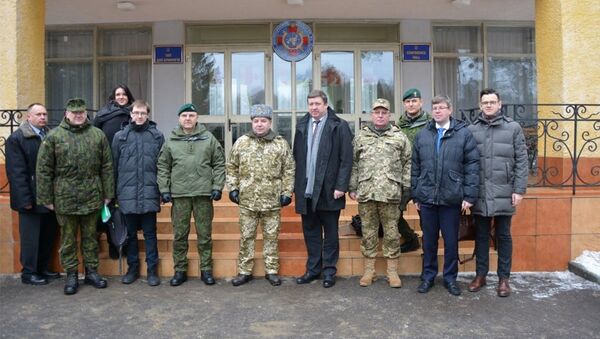 Минобороны Литвы Раймундас Кароблис встретился с литовскими военными на Украине - Sputnik Литва
