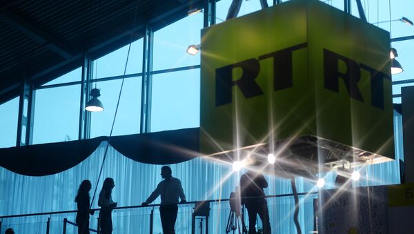 Куб с логотипом телеканала RT в павильоне, архивное фото - Sputnik Литва