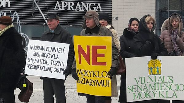 Протестующие с плакатами Нет закрытию школы! - Sputnik Lietuva