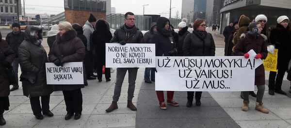 Акция протеста против закрытия Старогородской школы Вильнюса - Sputnik Литва