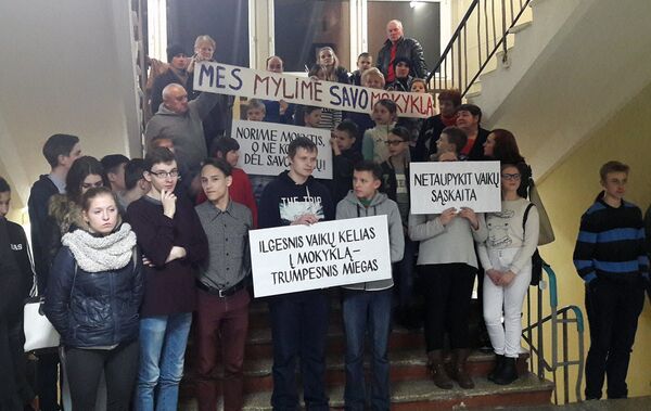 Ученики Старогородской школы Вильнюса с плакатами на лестнице - Sputnik Lietuva
