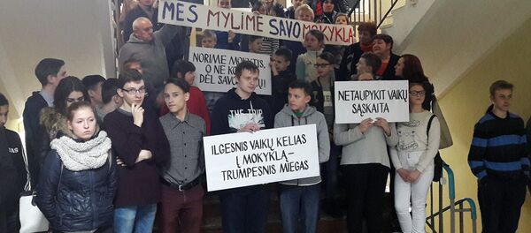 Ученики Старогородской школы Вильнюса с плакатами на лестнице - Sputnik Литва