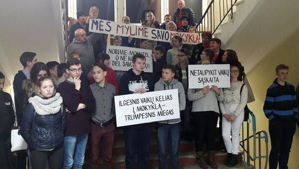 Ученики Старогородской школы Вильнюса с плакатами на лестнице - Sputnik Литва