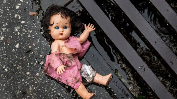 Выброшенная кукла, архивное фото - Sputnik Литва