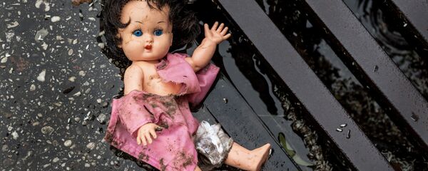 Выброшенная кукла Выброшенная кукла - Sputnik Литва