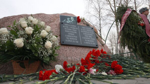 Цветы у памятного камня, установленного на месте крушения польского самолета Ту-154 - Sputnik Литва