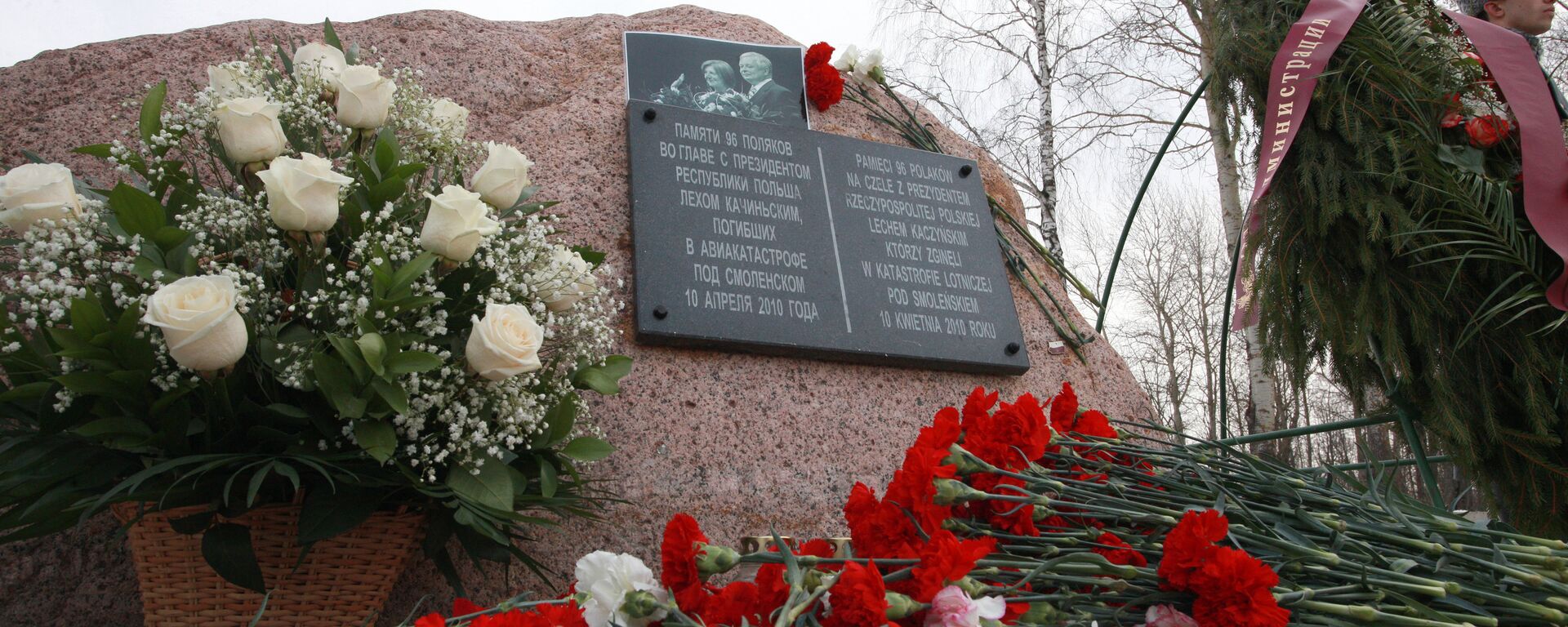 Цветы у памятного камня, установленного на месте крушения польского самолета Ту-154 - Sputnik Литва, 1920, 26.11.2020