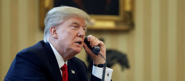 Дональд Трамп говорит по телефону - Sputnik Литва