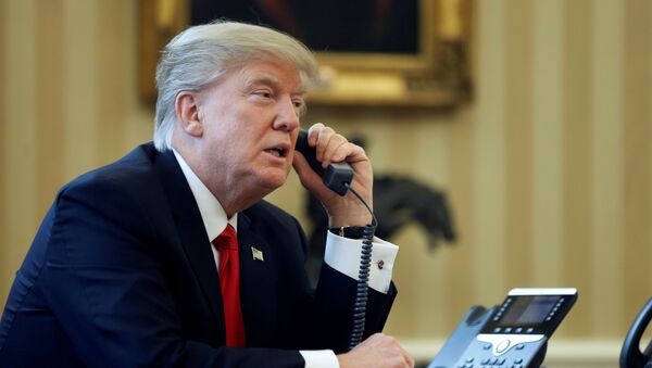 Дональд Трамп говорит по телефону - Sputnik Литва