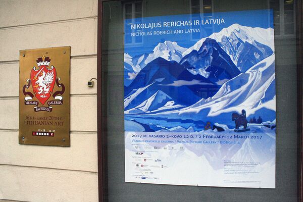 Афиша выставки картин Николая Рериха у входа в Вильнюсскую художественную галерею - Sputnik Литва