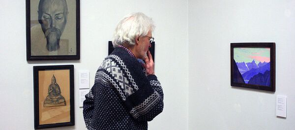 Зритель рассматривает картину Николая Рериха - Sputnik Литва