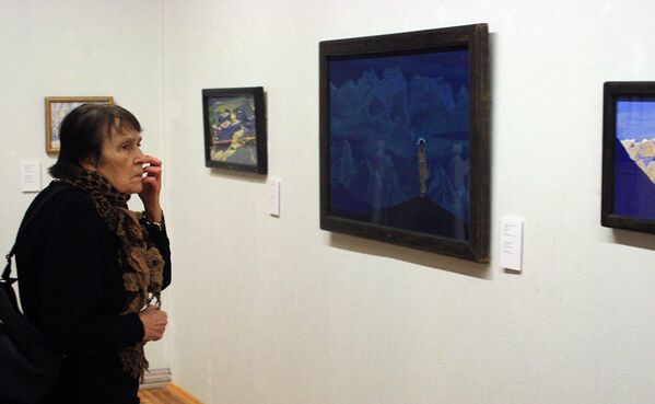 Посетительница выставки рассматривает картины Рериха - Sputnik Литва