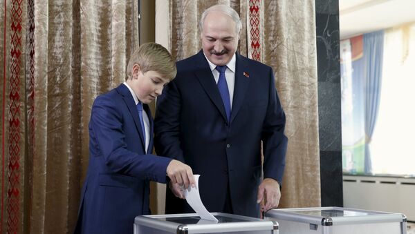 Александр Лукашенко с сыном Николаем на избирательном участке в Минске - Sputnik Литва