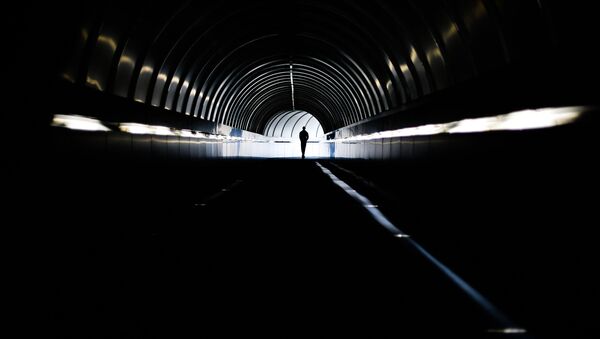 Человек идет по тоннелю. - Sputnik Lietuva