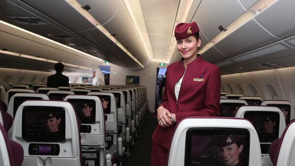 Стюардесса в салоне самолета Qatar Airways - Sputnik Lietuva