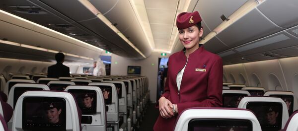 Стюардесса в салоне самолета Qatar Airways - Sputnik Литва