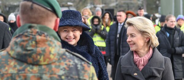 Даля Грибаускайте и министр обороны Германии Урсула фон дер Ляйен Даля Грибаускайте и министр обороны Германии Урсула фон дер Ляйен - Sputnik Литва