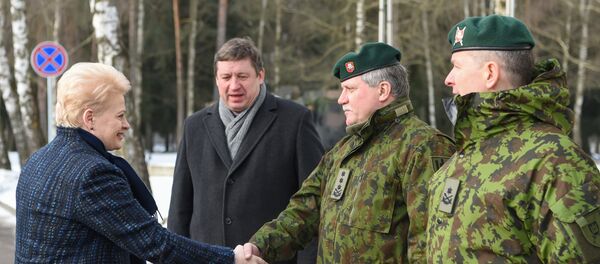 Даля Грибаускайте жмет руку Главнокомандующему Литовской армии Йонасу Жукасу - Sputnik Литва