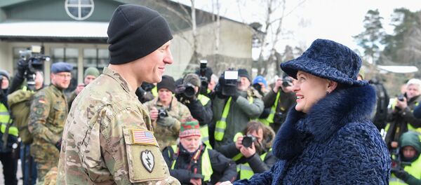 Даля Грибаускайте жмет руку солдату НАТО - Sputnik Литва