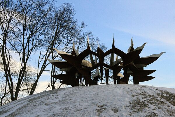 Монумент жертвам репрессий в сквере Центра геноцида и сопротивления жителей Литвы - Sputnik Литва