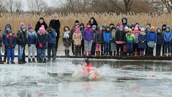 Дети учатся спасать утопающих - Sputnik Lietuva