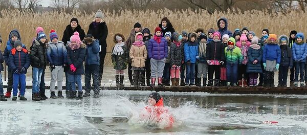 Дети учатся спасать утопающих - Sputnik Литва