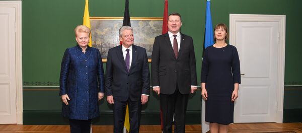 Президент Латвии Раймондс Вейонис и президент Литвы Даля Грибаускайте и президент Эстонии Керсти Кальюлайд и президент Германии Йоахим Гаук - Sputnik Литва