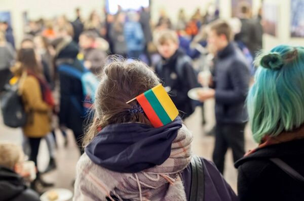 Флаг Литвы в волосах у девочки - Sputnik Литва