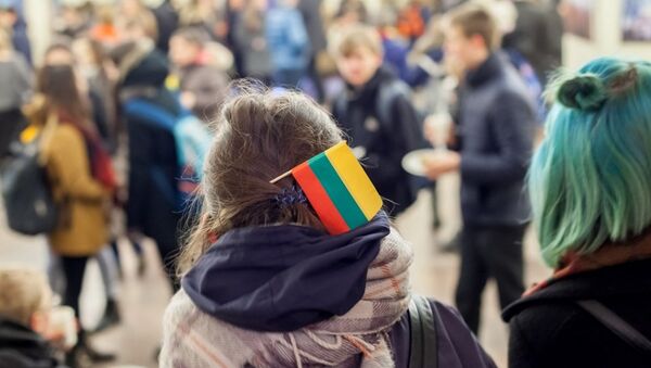 Флаг Литвы в волосах у девочки - Sputnik Литва