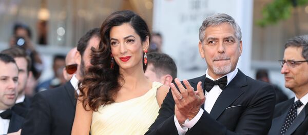 Американский актер Джордж Клуни и его жена британский адвокат Амаль Клуни Американский актер Джордж Клуни и его жена британский адвокат Амаль Клуни - Sputnik Lietuva