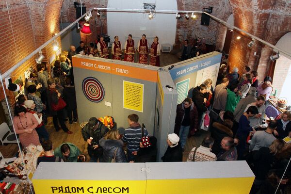 Общий вид выставки Рядом с лесом Общий вид выставки Рядом с лесом - Sputnik Литва