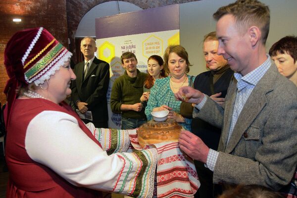 Традиционный праздничный пирог и соль для приветствия гостей Традиционный праздничный пирог и соль для приветствия гостей - Sputnik Литва