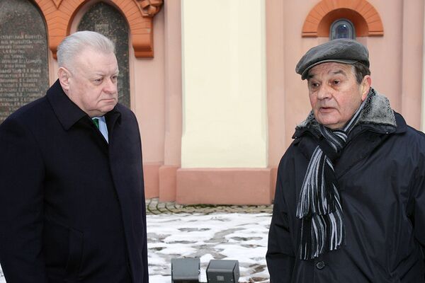  Посол Александр Удальцов и поэт Юрий Кобрин - Sputnik Литва