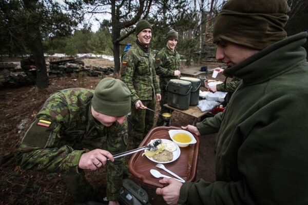 Военнослужащие обедают Военнослужащие обедают - Sputnik Lietuva