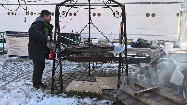 Обжарка колбасы на свежем воздухе - Sputnik Литва