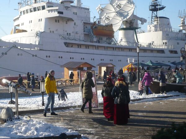 Праздник Длиной колбасы проходит на набережной Калининграда - Sputnik Литва