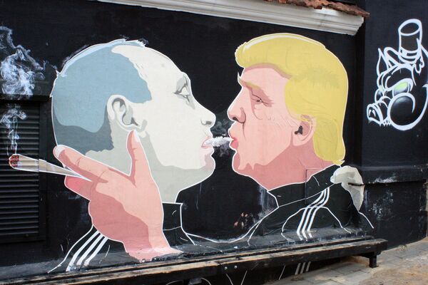 Знаменитое граффити Путина с Трампом у бара Свинья в тумане - Sputnik Литва