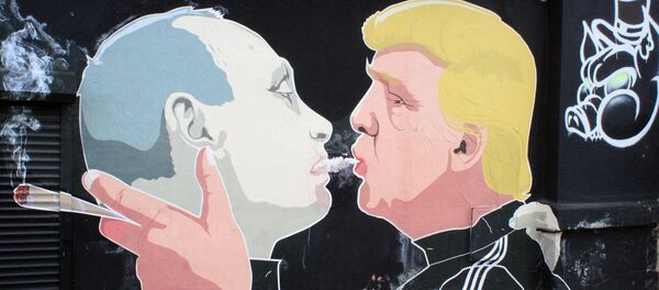 Знаменитое граффити Путина с Трампом у бара Свинья в тумане - Sputnik Литва