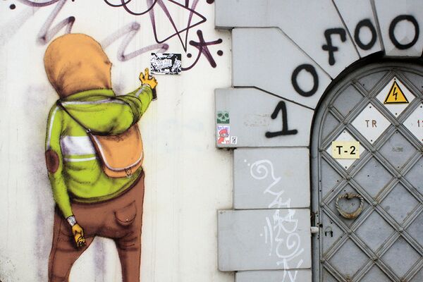 Шуточный рисунок художника граффити на стене электроподстанции - Sputnik Литва