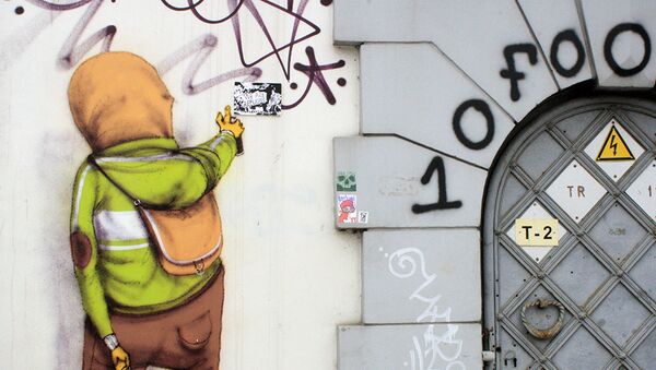 Шуточный рисунок художника граффити на стене электроподстанции - Sputnik Lietuva