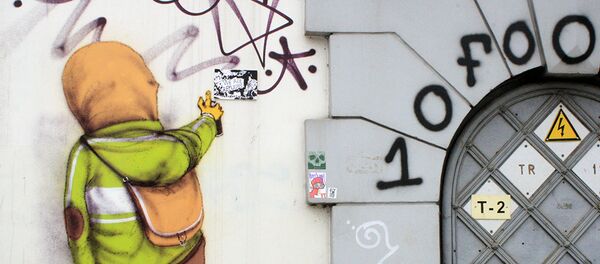 Шуточный рисунок художника граффити на стене электроподстанции Шуточный рисунок художника граффити на стене электроподстанции - Sputnik Lietuva