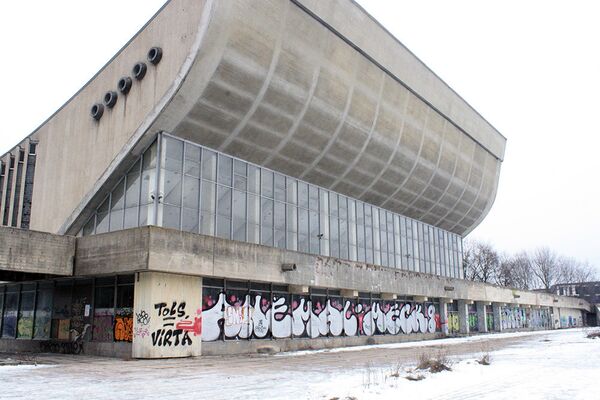 Заброшенное здание Дворца спорта в Вильнюсе стало любимым место граффитистов - Sputnik Литва
