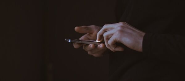 Сидеть в телефоне - Sputnik Литва